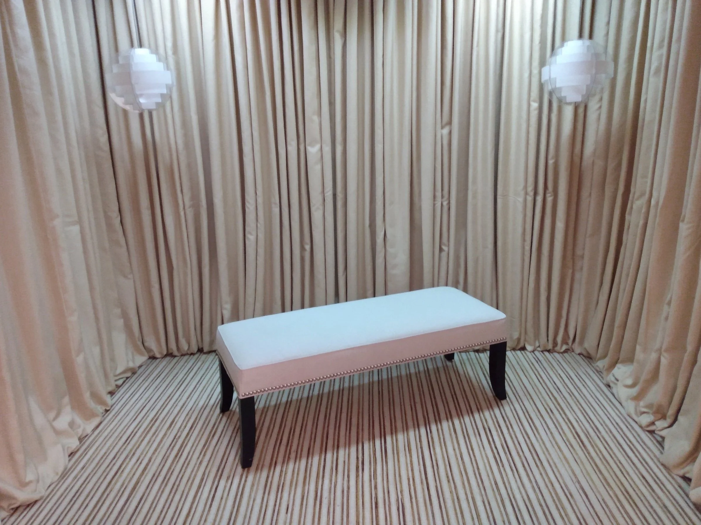 Ottomans-Benches